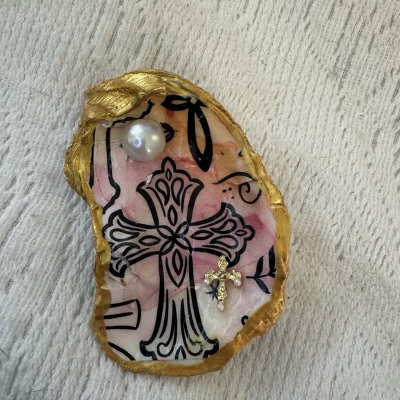 Handmade Decoupage Oyster Shell Trinket Dish Cross, Faith, Gold Trim - Picture 3 of 6